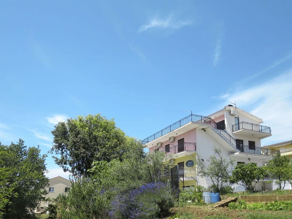 Property, Sky, House, Residential Area, Natural Landscape, Daytime, Real Estate, Home, Architecture, Land Lot