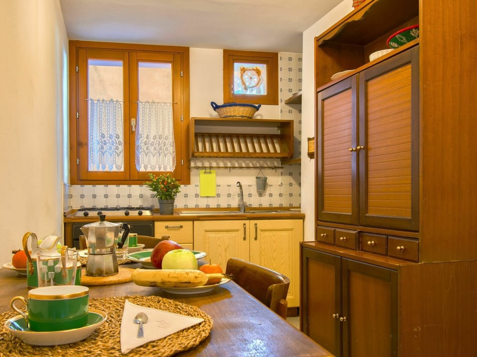 Cabinetry, Tableware, Property, Countertop, Furniture, Building, Window, Table, Dishware, Wood
