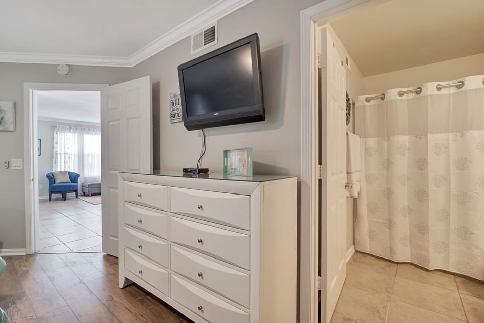 Both bedrooms w/Smart Tv’s and darkening curtains 