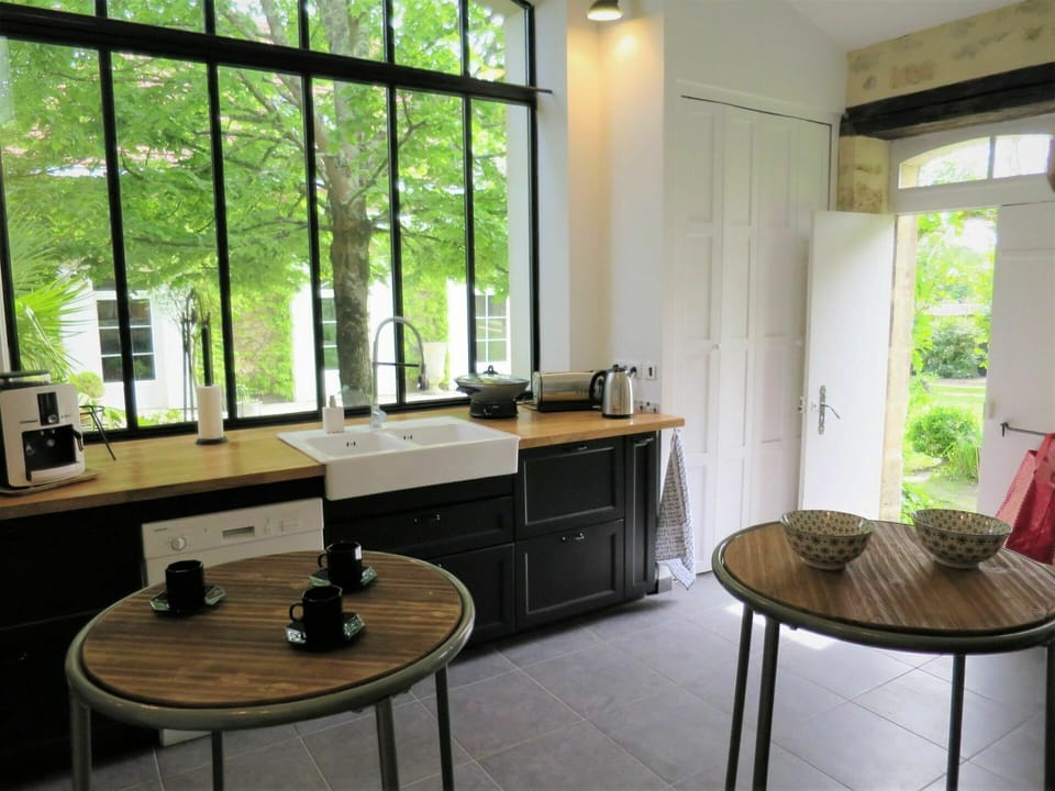 Table, Furniture, Plant, Window, Building, Cabinetry, Wood, Interior Design, Architecture