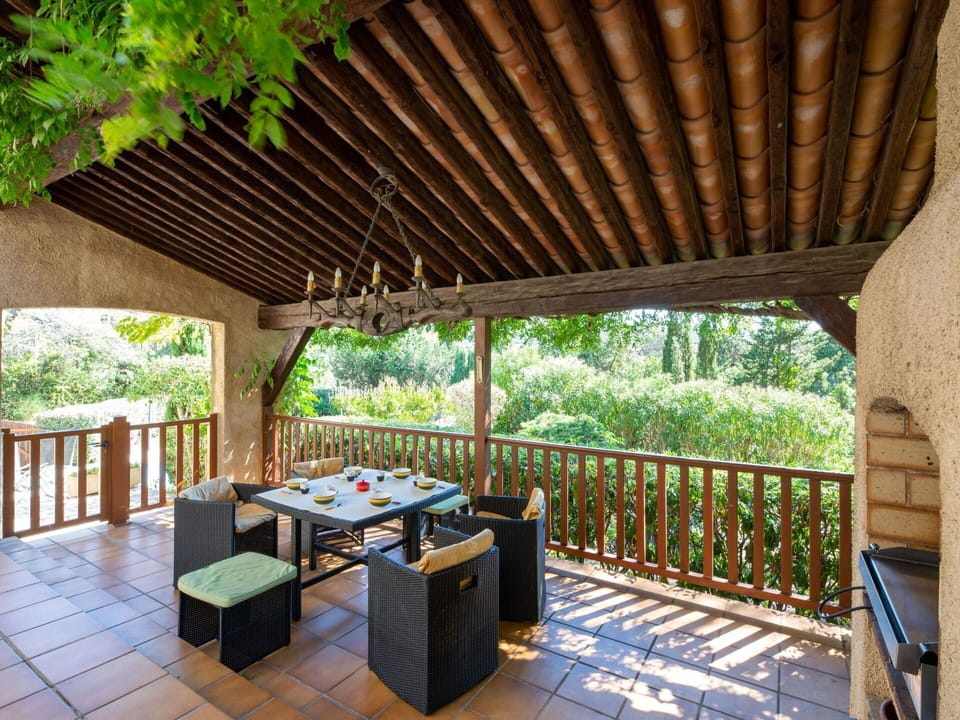 Table, Property, Wood, Plant, Shade, Interior Design, Outdoor Furniture, Tree, Cottage, Leisure