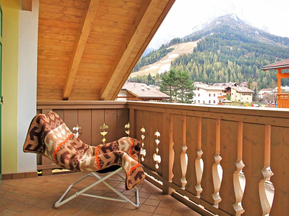 Property, Balcony, Room, Baluster, Handrail, Wood, House, Fawn, Building