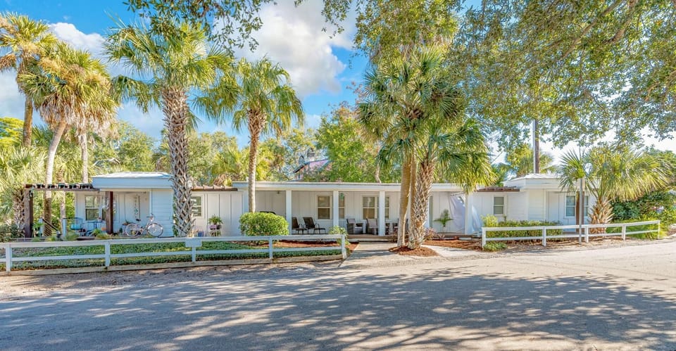 Charming 1950s Beach Cottage Apt B (421)