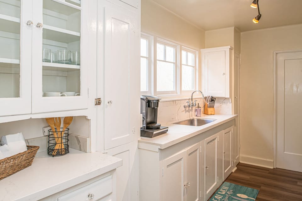 Fully Equipped Kitchen (No Dishwasher)