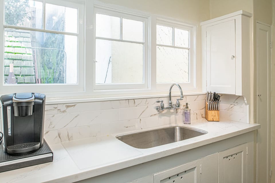 Fully Equipped Kitchen (No Dishwasher)