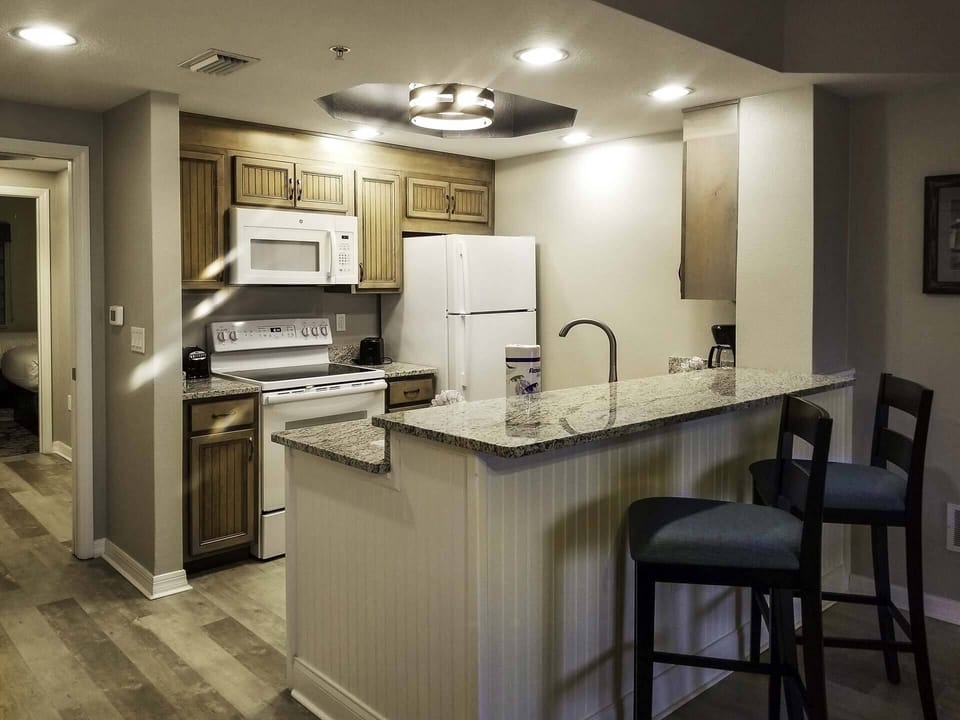Spacious Full Kitchen