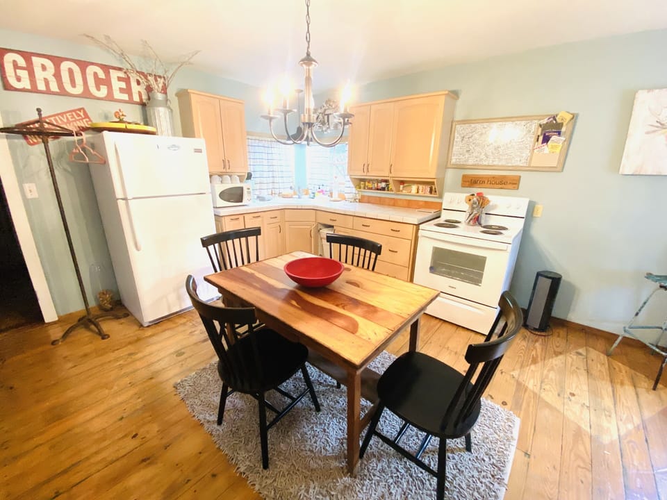 Full kitchen 