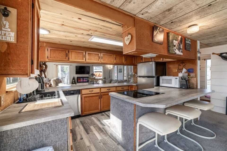 Fully Stocked Kitchen – Cook your favorite meals with all the essentials provided, perfect for lakeside dining.
