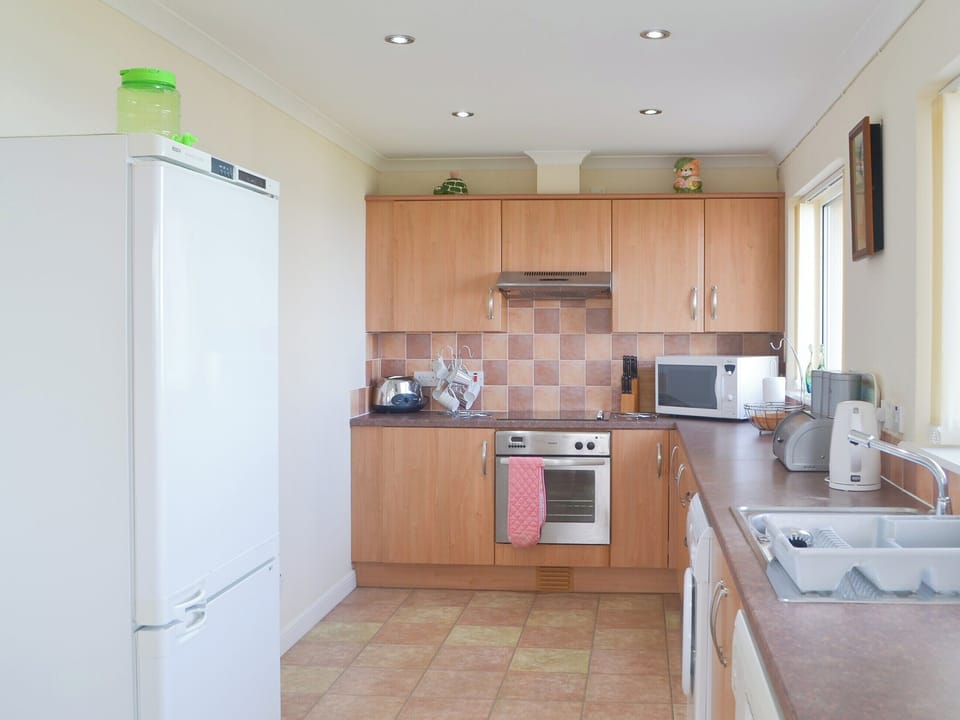 Delightful fitted kitchen | White Gables - Scott Holiday Cottages, Portknockie