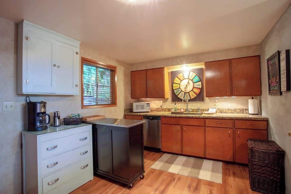 All the kitchen appliances & amenities you'll need!