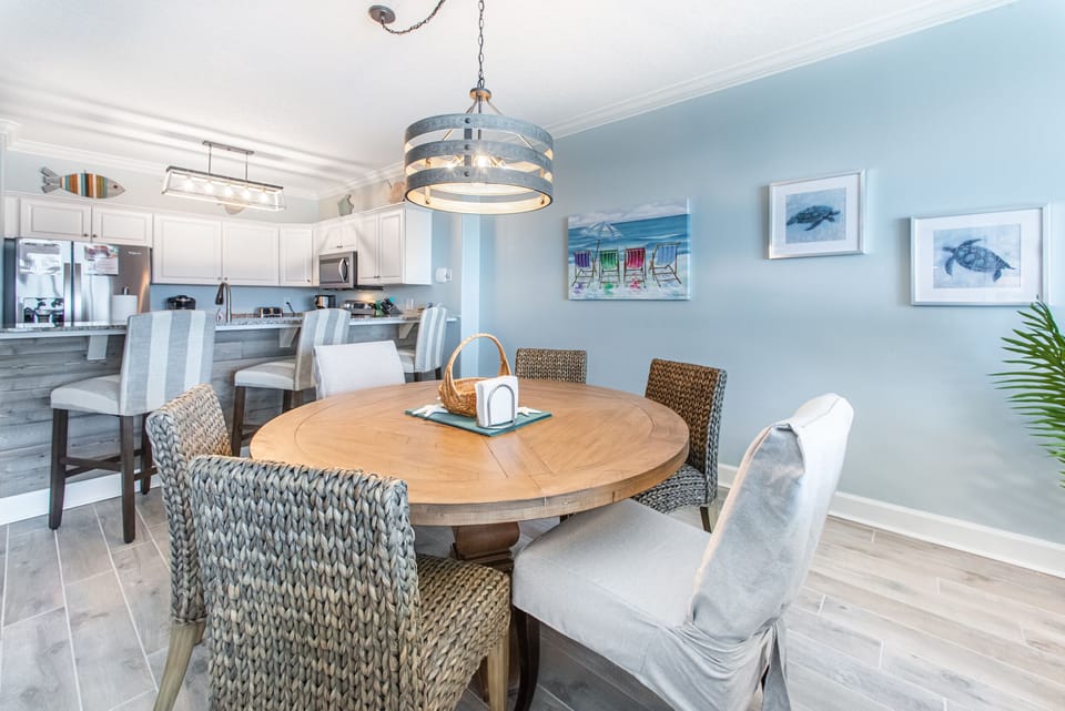Dining room seats 6