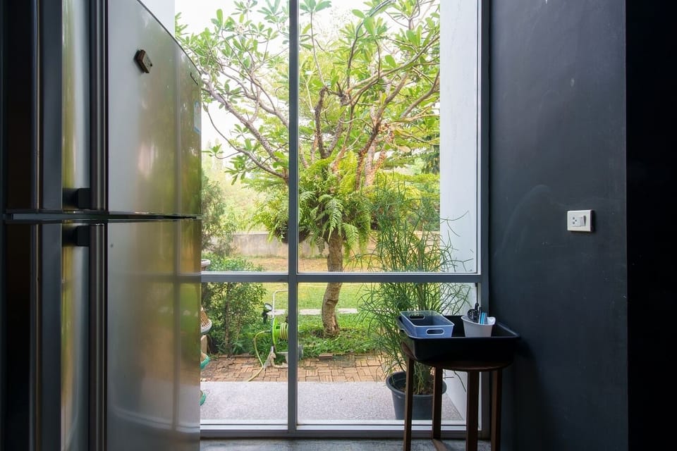 Kitchen - Refrigerator with freezer and ice making.