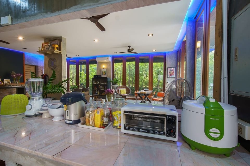Kitchen - Rice cooker, toast, oven, kettle, electric blender, wine opener
