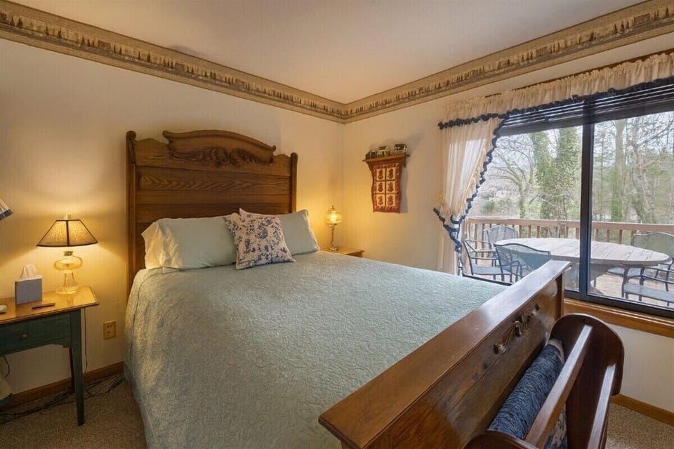 Bedroom 1 Queen