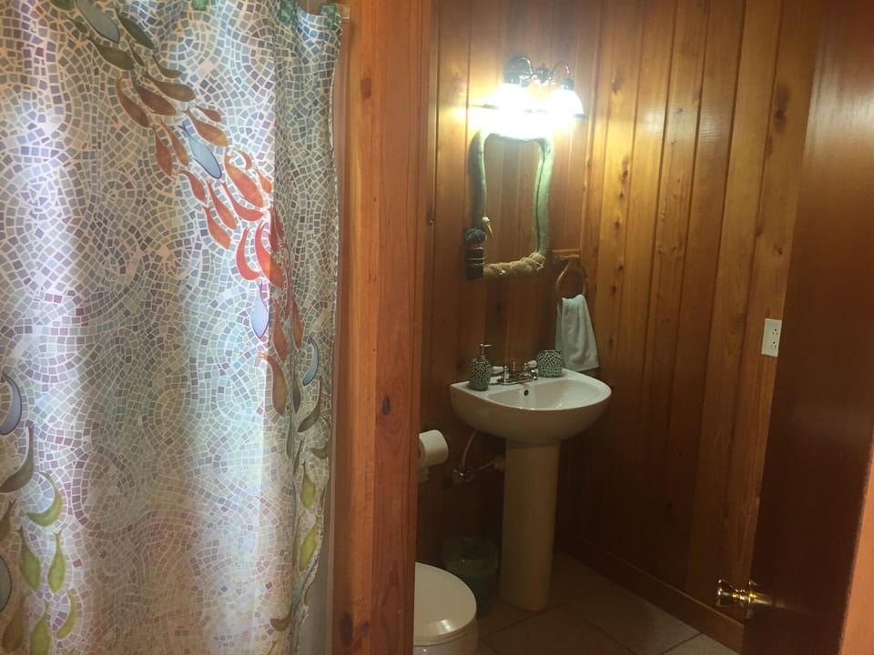 En-suite full bath in bedroom 1