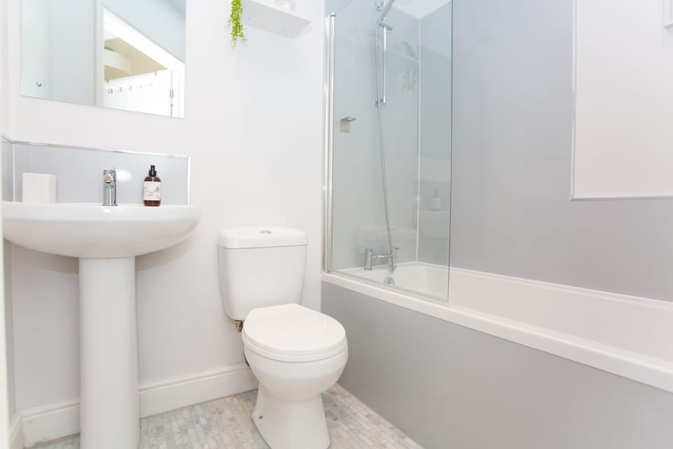 En suite to fourth bedroom