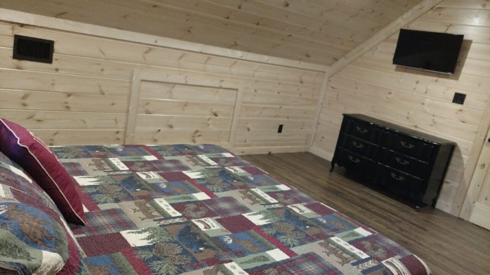 UPSTAIRS MASTER BEDROOM