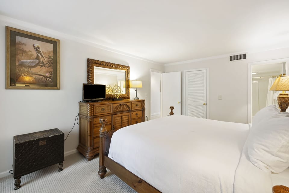 Bedroom - King Bed - TV