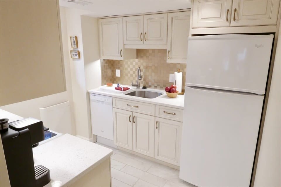 Cute and compact kitchen with all the accessories you could need for long or short stays 