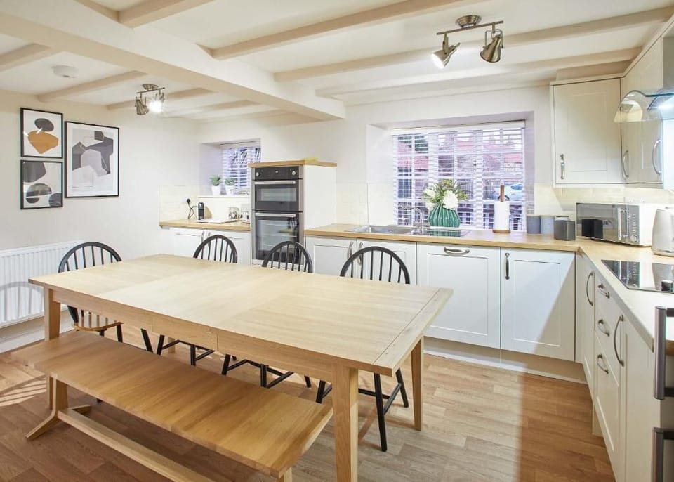 Middle Farmhouse, Lythe - Host & Stay
