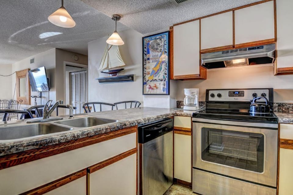 Kitchen (view 2)