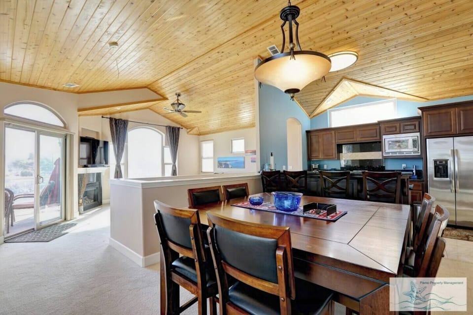 open area from dining room, living room & kitchen