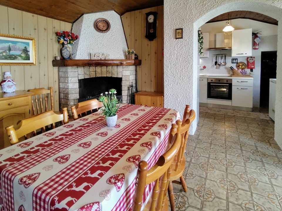 Furniture, Table, Cabinetry, Picture Frame, Lighting, Wood, Decoration, Building, House, Tablecloth