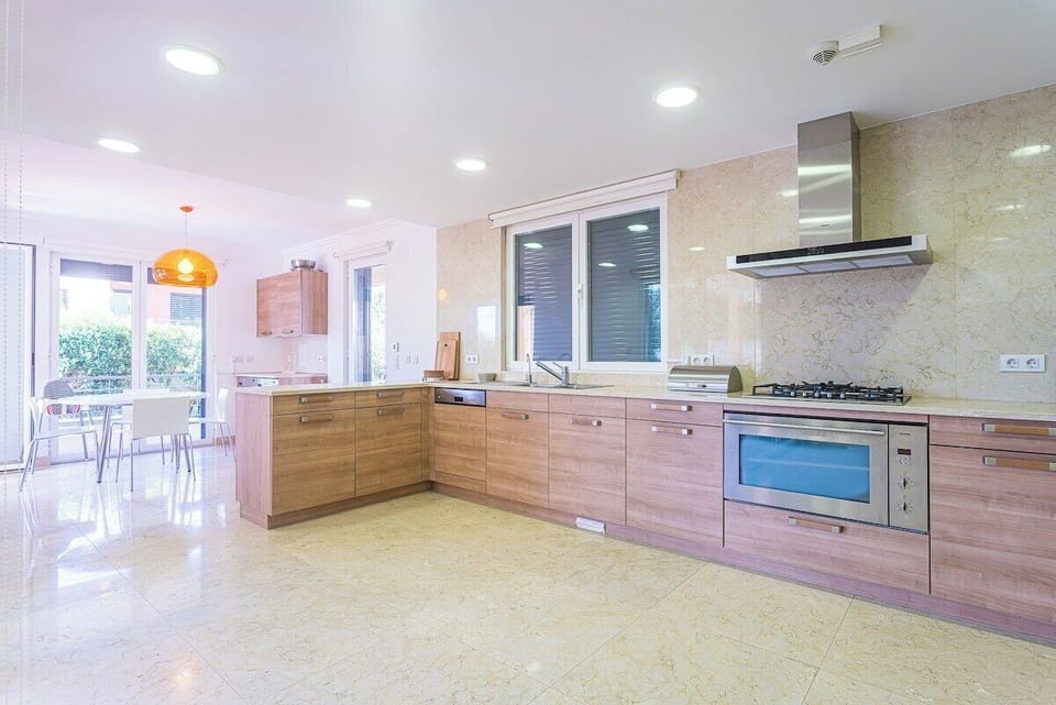 Modern and fully equipped kitchen.