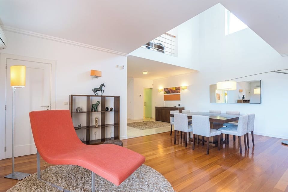Bright open-plan living room with skylight and wooden floors — Villa Belga Queen, luxury holiday villa in Cascais