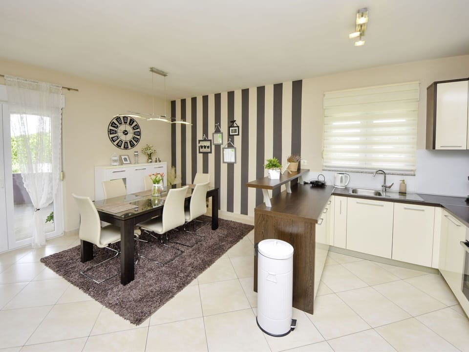 Furniture, Property, Window, Cabinetry, Sink, Kitchen Sink, Table, Countertop, Building, Plant