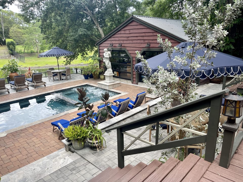 Pool w/spa. 35 dollars a day additional to use pool/spa, pub/game room & gym