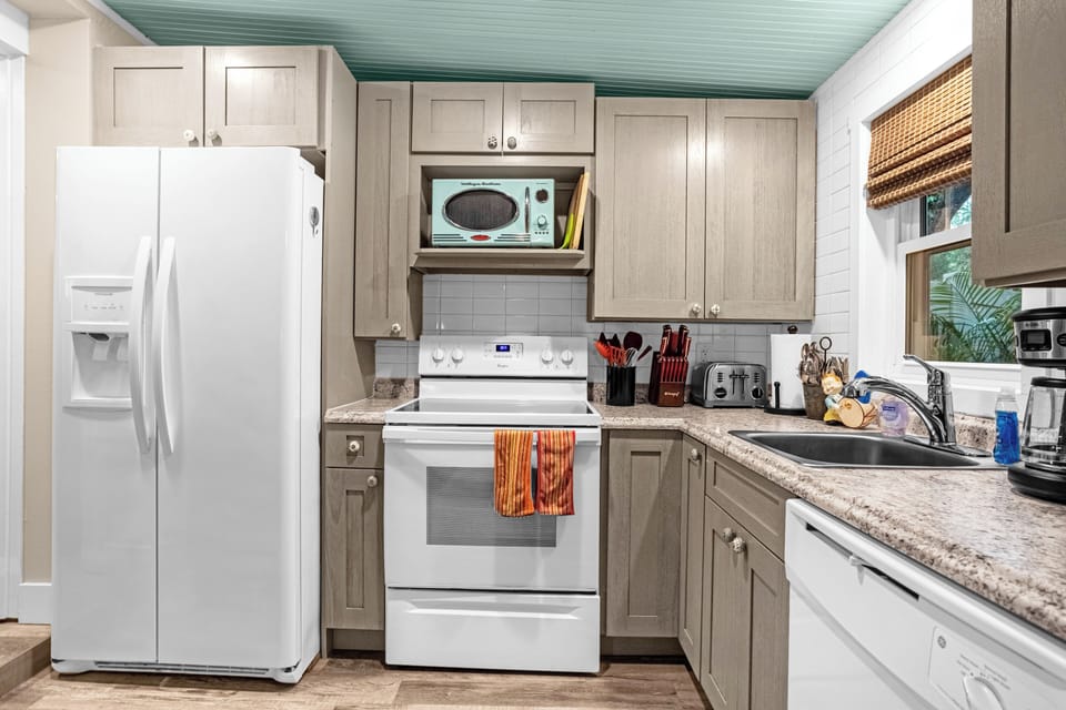 Fully stocked kitchen w/ refrigerator and ice and water in drawer.  
