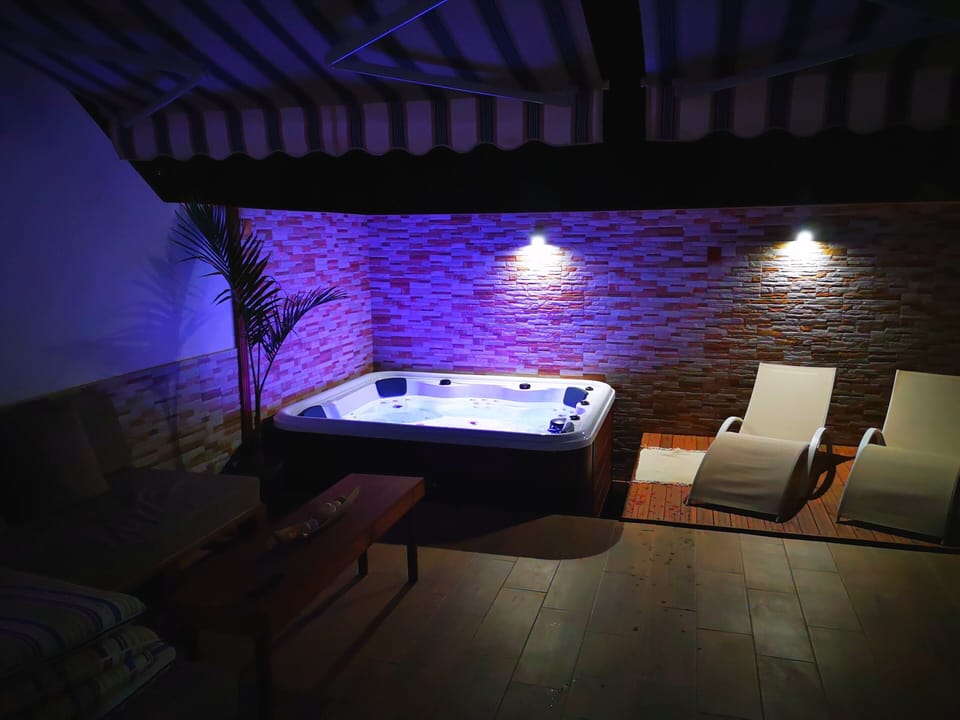 Indoor spa tub