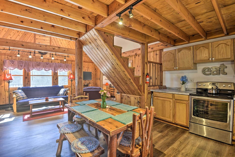 Dining Area | Dishware & Flatware Provided