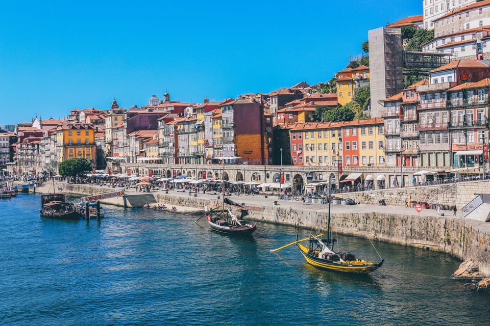Ribeira do Porto, junto ao rio Douro.
