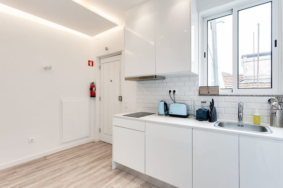 Kitchenette moderna e funcional, integrada no espaço
