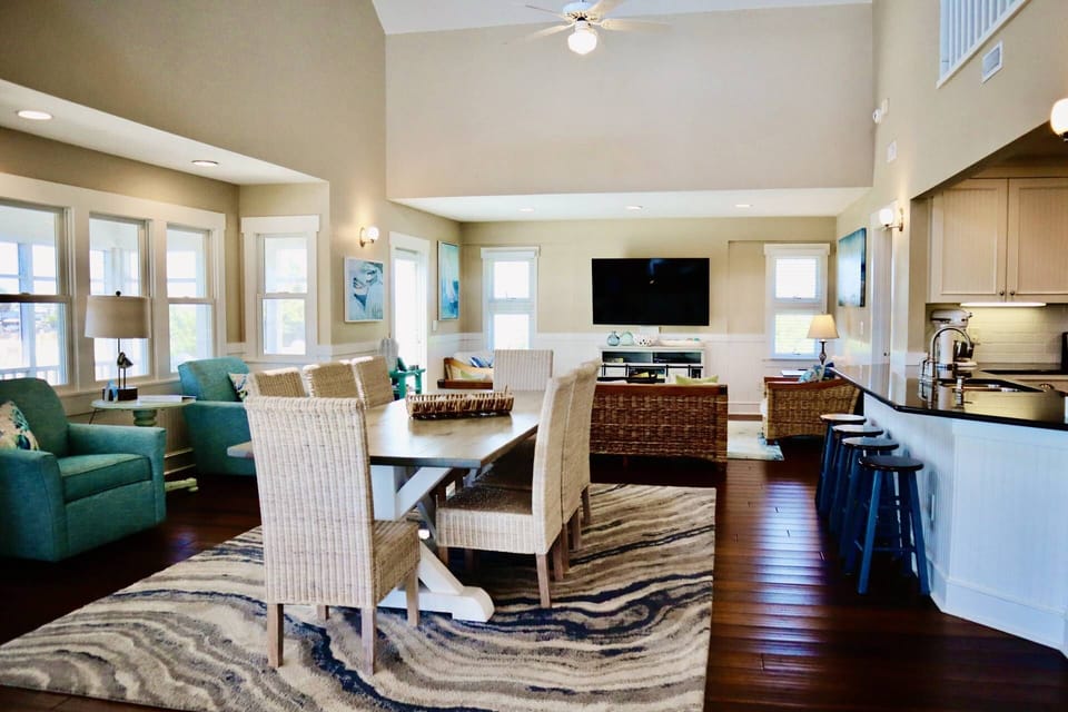 Blackbeard's Return has a spacious main living area, a vaulted ceiling with an open kitchen design.