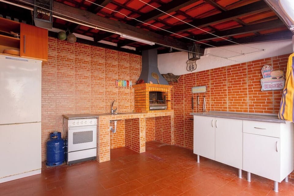 Outdoor kitchen with brick fireplace — Villa Sol e Mar, holiday villa in Charneca da Caparica