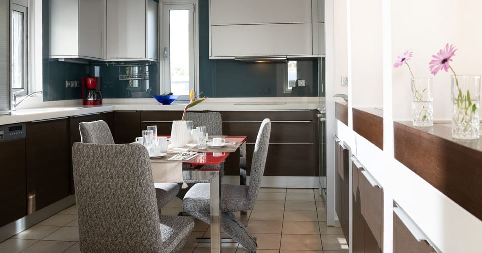 ειτουργική και καλαίσθητη η κουζίνα, με επαρκείς αποθηκευτικούς χώρους