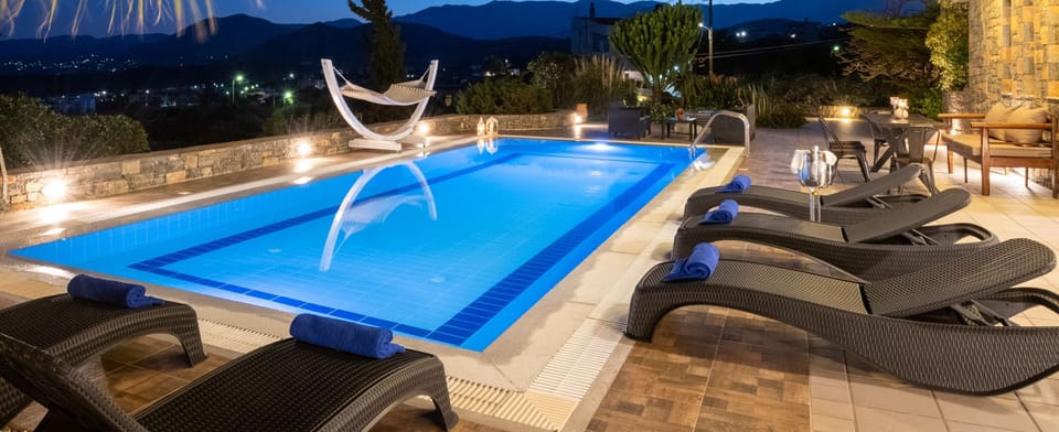 Οι εξωτερικοί χώροι, περιλαμβάνουν king size ιδιωτική πισίνα, ξαπλώστρες, κ.α.