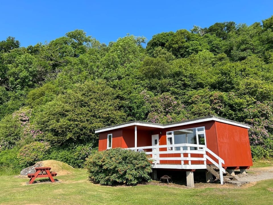 Lochead Chalet and picnic bench 