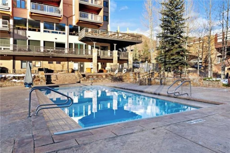 Outdoor slopeside pool