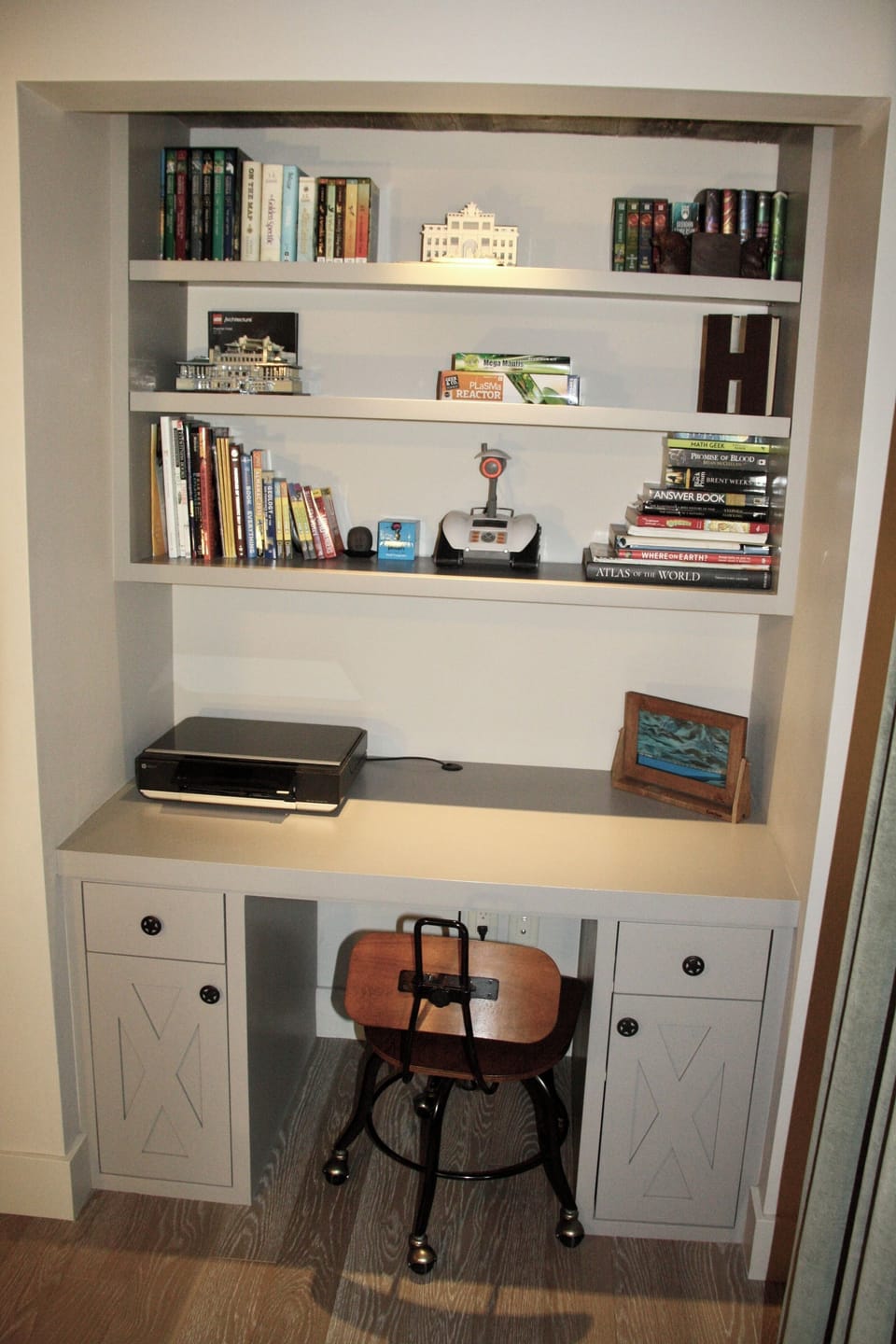 Back bedroom has a nice desk with printer.