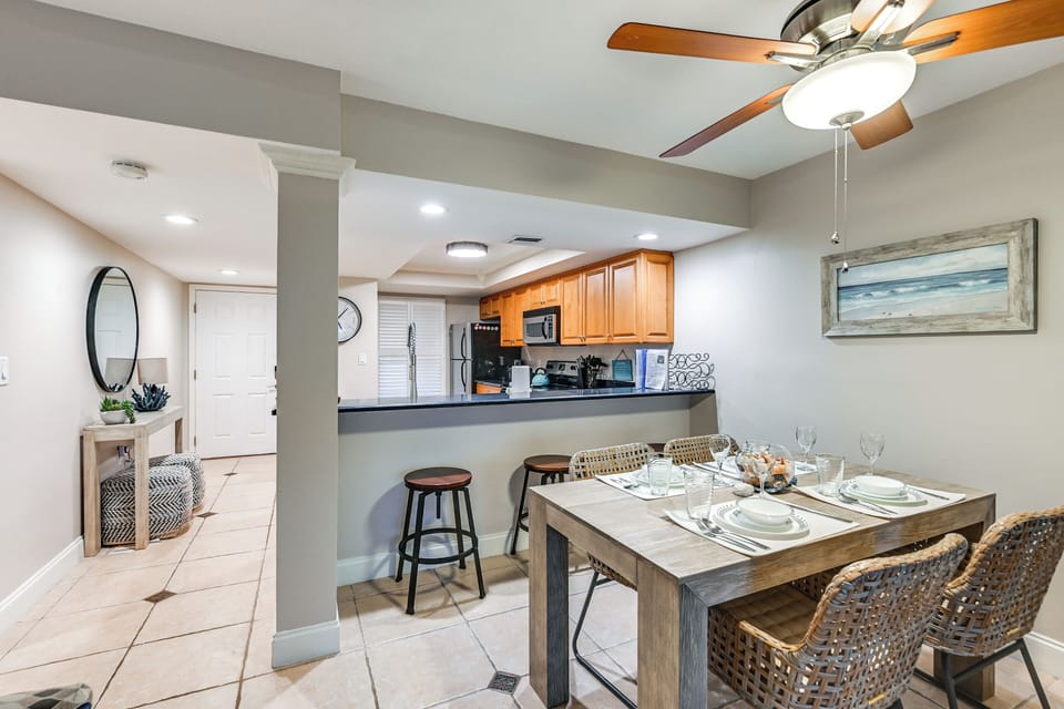 Dining Table & Breakfast Bar