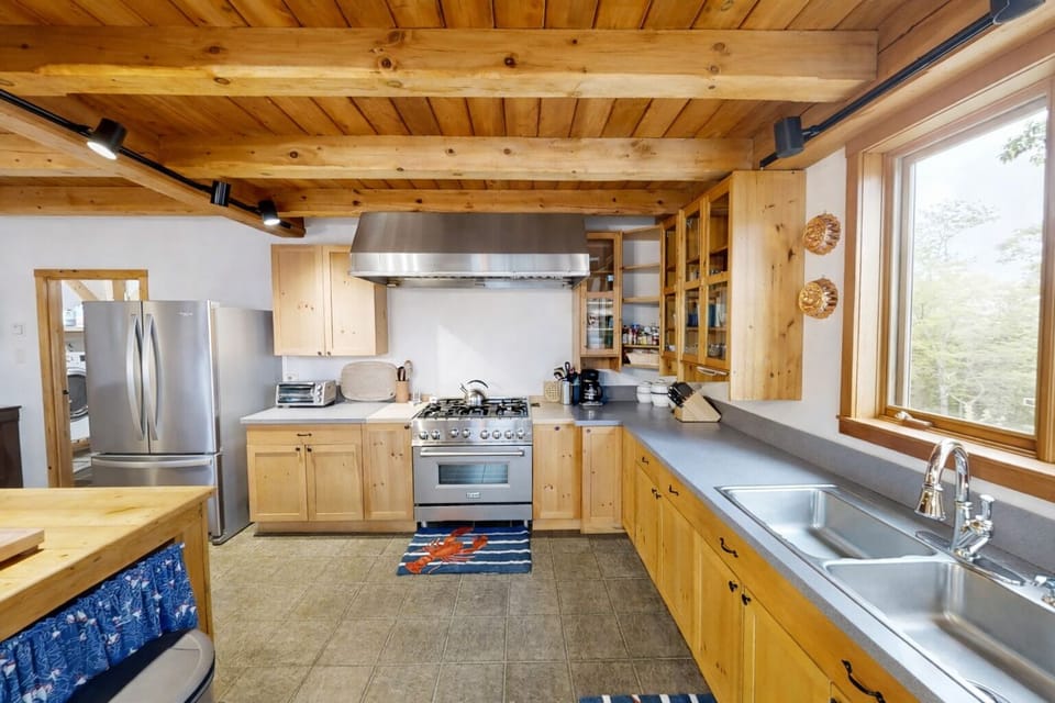 Well equipped kitchen area.