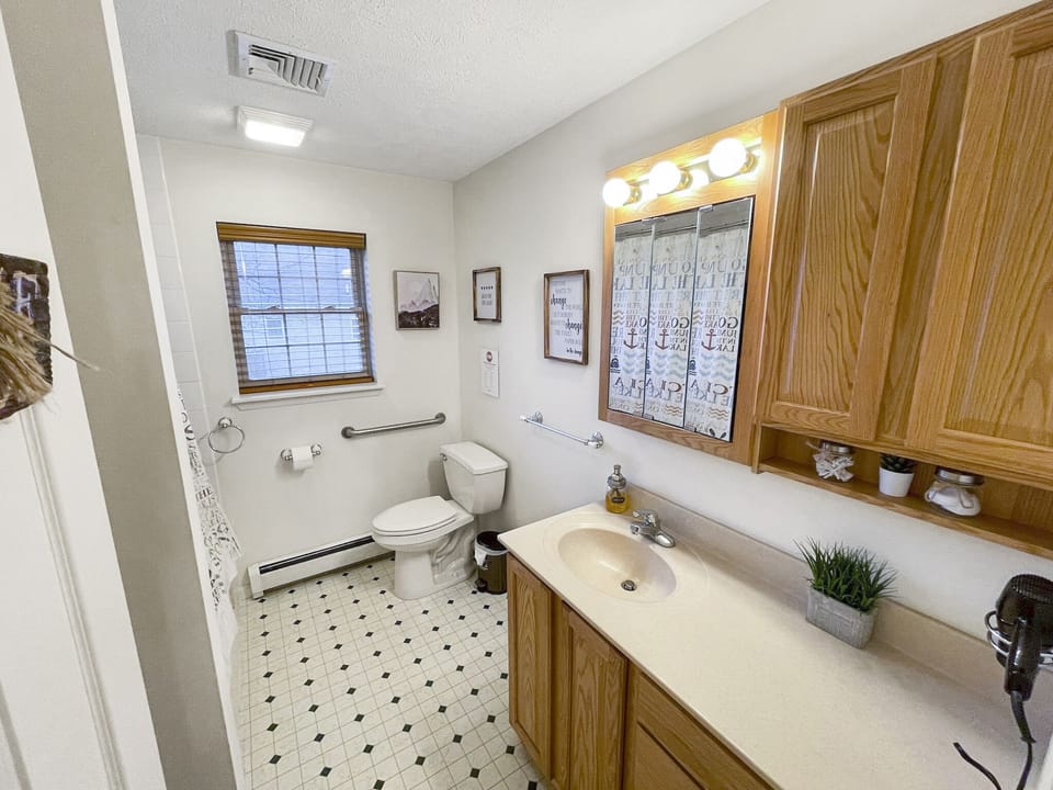 Premium large showerheads w/detachable wands in all 3 bathrooms
