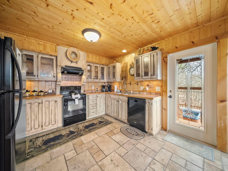 Fully Equipped Kitchen with Modern Appliances - First Floor