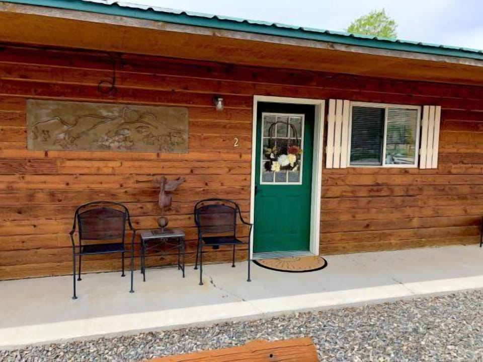 Creekside Cabin #2 is ideally located between Cody and Yellowstone
