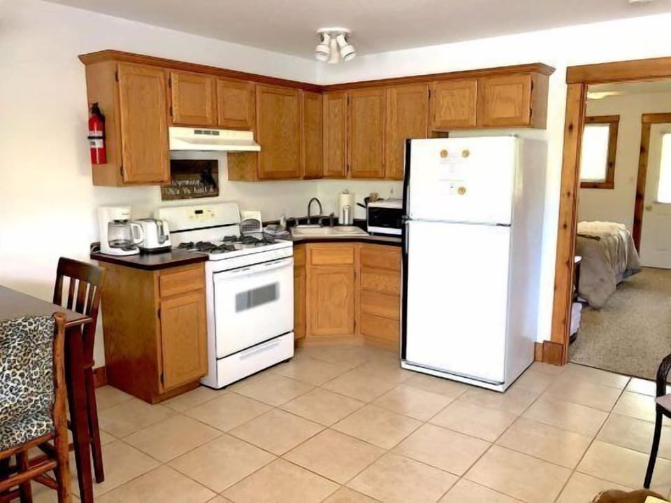 The fully equipped and efficient kitchen makes preparing meals a pleasure.