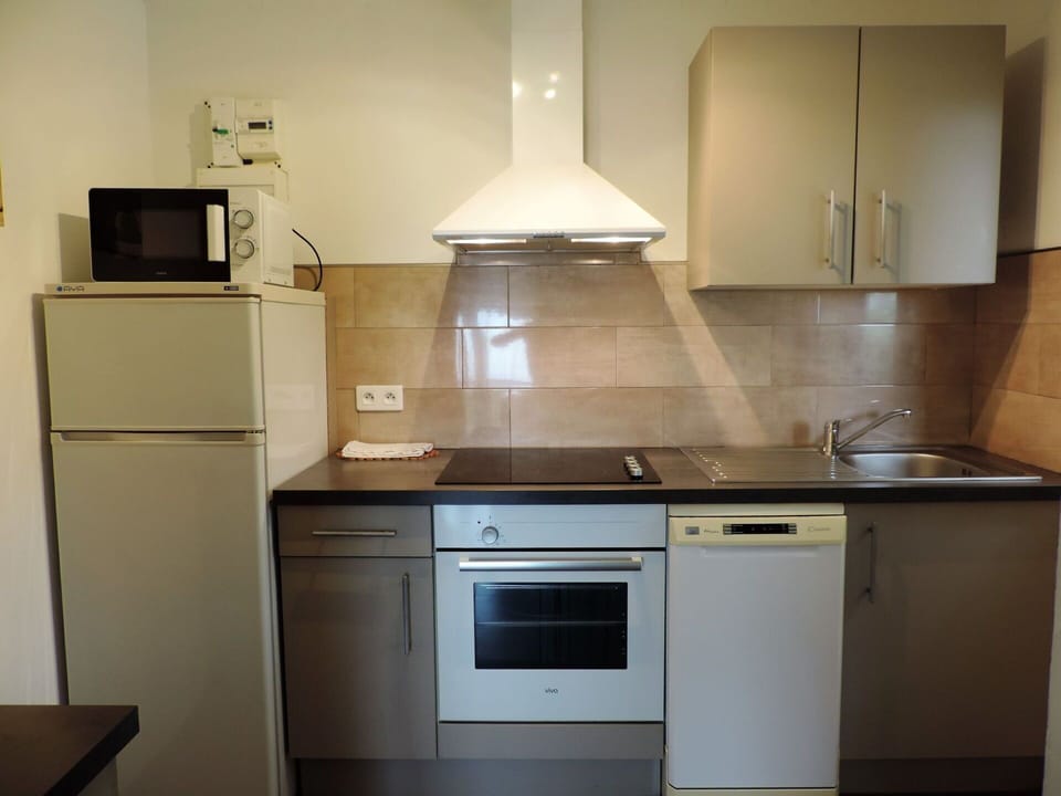 Cabinetry, Property, Countertop, Sink, Kitchen Sink, Building, Kitchen Stove, Wood, Kitchen, Home Appliance